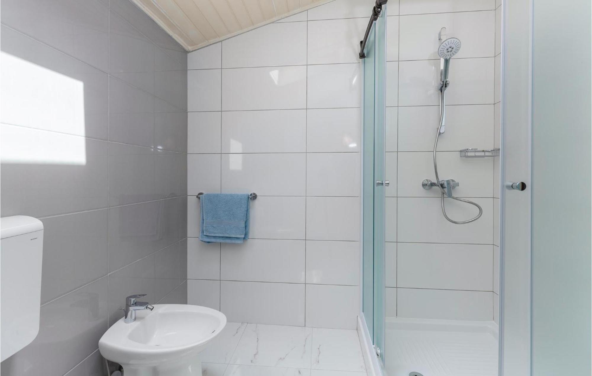 Cozy Apartment In Tar With House Sea View Tar-Vabriga 외부 사진