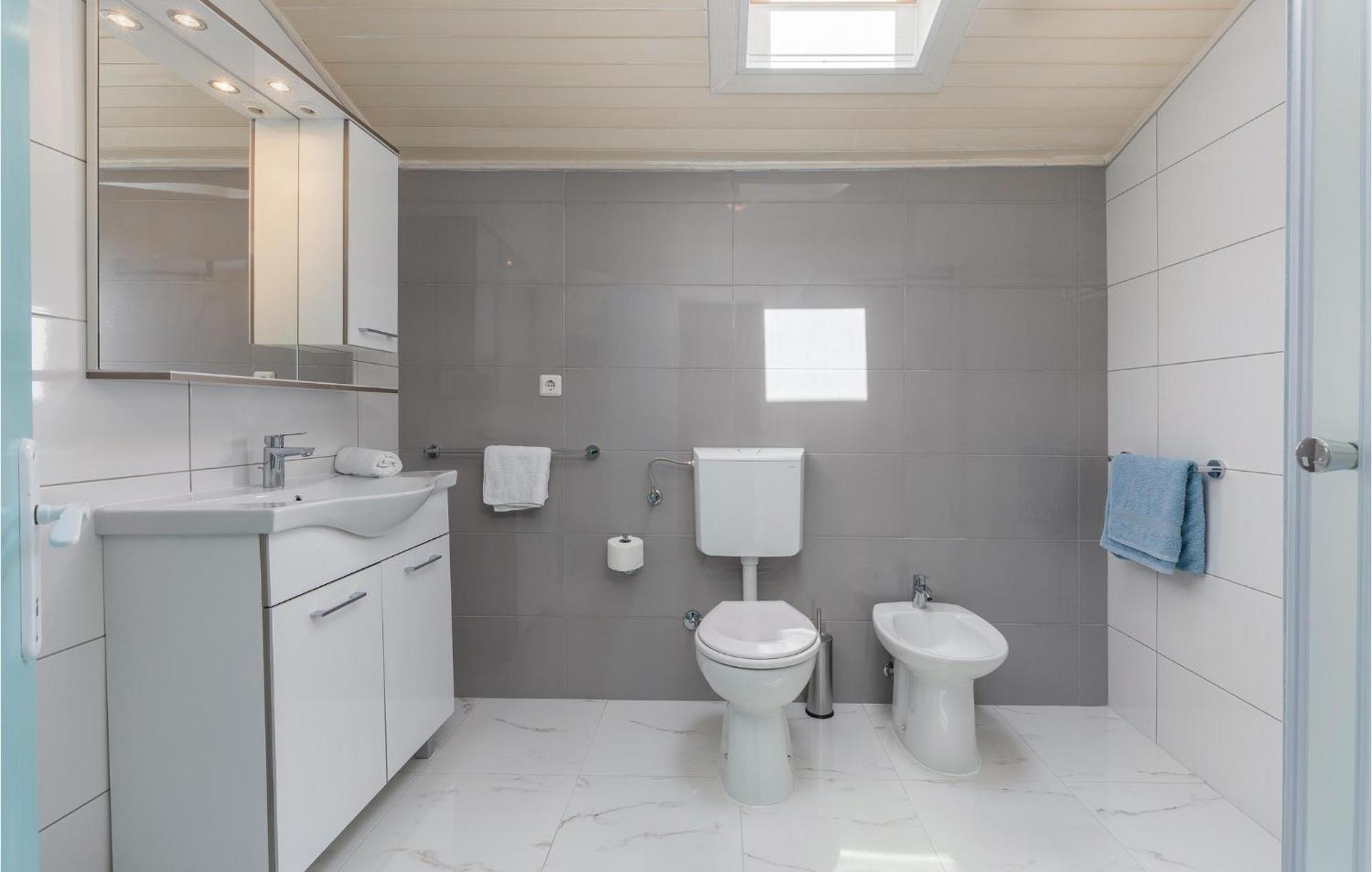 Cozy Apartment In Tar With House Sea View Tar-Vabriga 외부 사진