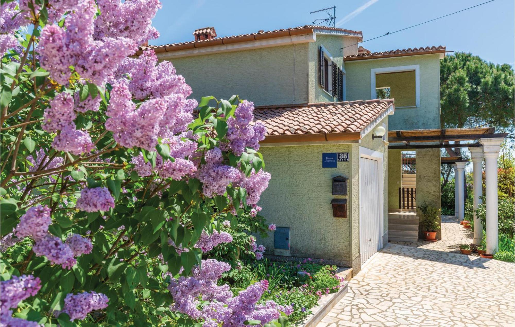 Cozy Apartment In Tar With House Sea View Tar-Vabriga 외부 사진